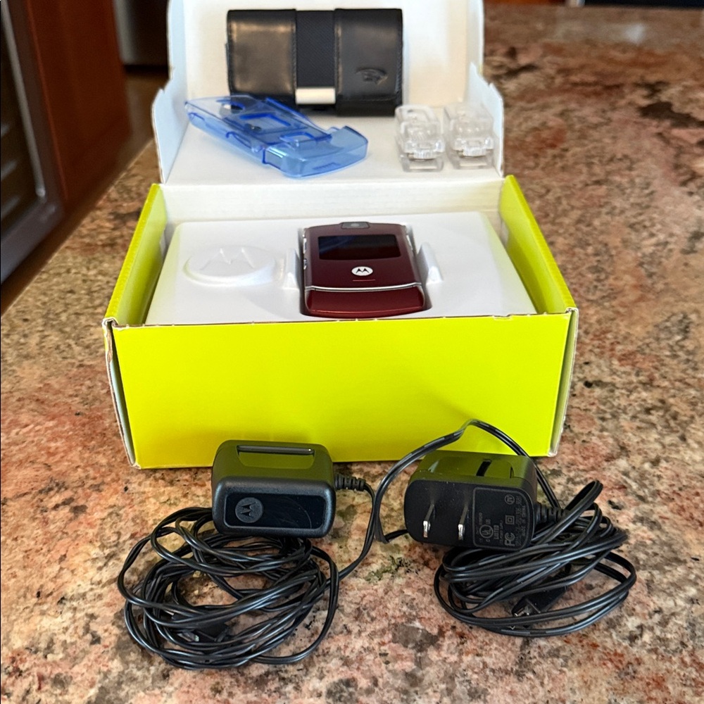 Motorola Silver Flip Phone Motorazr V3a - Picture 4 of 7